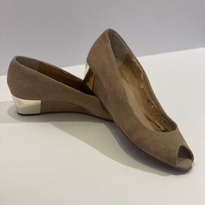 Vaneli Blair PEEP TOE Beige Khaki Truffle w/ Gold Heel Womens 9